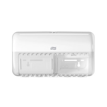 Der Tork 557000 Spender für Kleinrollen Toilettenpapier Elevation T4 von TORK – Essity Professional Hygiene Germany GmbH präsentiert ein Elevation-Design mit transparenter Abdeckung, ideal für die Wandmontage. Dieser weiße Spender wird leer präsentiert, wodurch seine innere Struktur und der sichere Verschlussmechanismus oben hervorgehoben werden.