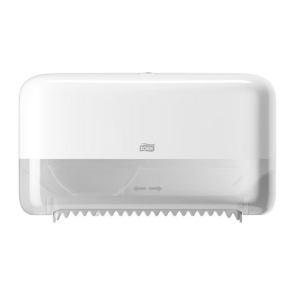 O dispensador duplo Tork 558040 para papel higiênico midi sem tubete Elevation T7 da Essity Professional Hygiene Germany GmbH é um dispensador branco para montagem na parede com a parte inferior transparente para fácil monitoramento dos rolos. Ele possui uma borda serrilhada para rasgar suavemente o papel e exibe claramente o logotipo Tork, destacando seu design ecológico.