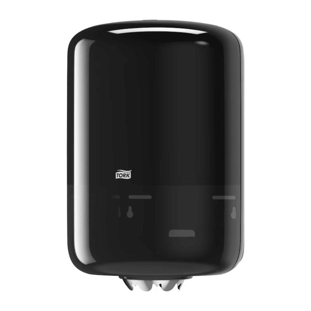 Um dispensador de toalhas de papel Tork 559008 Elevation M2 com um design cilíndrico elegante e o logótipo marcante da TORK da Essity Professional Hygiene Germany GmbH está montado na parede. Este dispensador preto possui uma alta capacidade e mantém as toalhas de papel brancas de forma eficiente para fácil acesso.