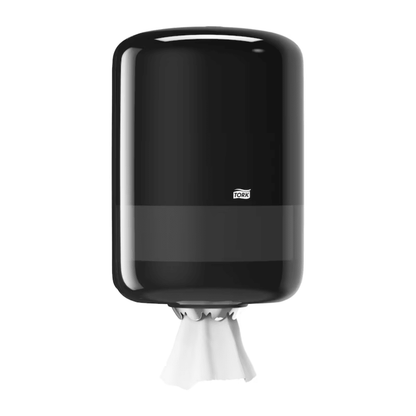 O dispensador de toalhas de papel Tork 559008 Elevation M2 da TORK - Essity Professional Hygiene Germany GmbH distingue-se por um design cilíndrico elegante em preto. Uma pequena secção de toalhas de papel brancas sobressai elegantemente da parte inferior, capturando a essência da sofisticação do design Elevation.