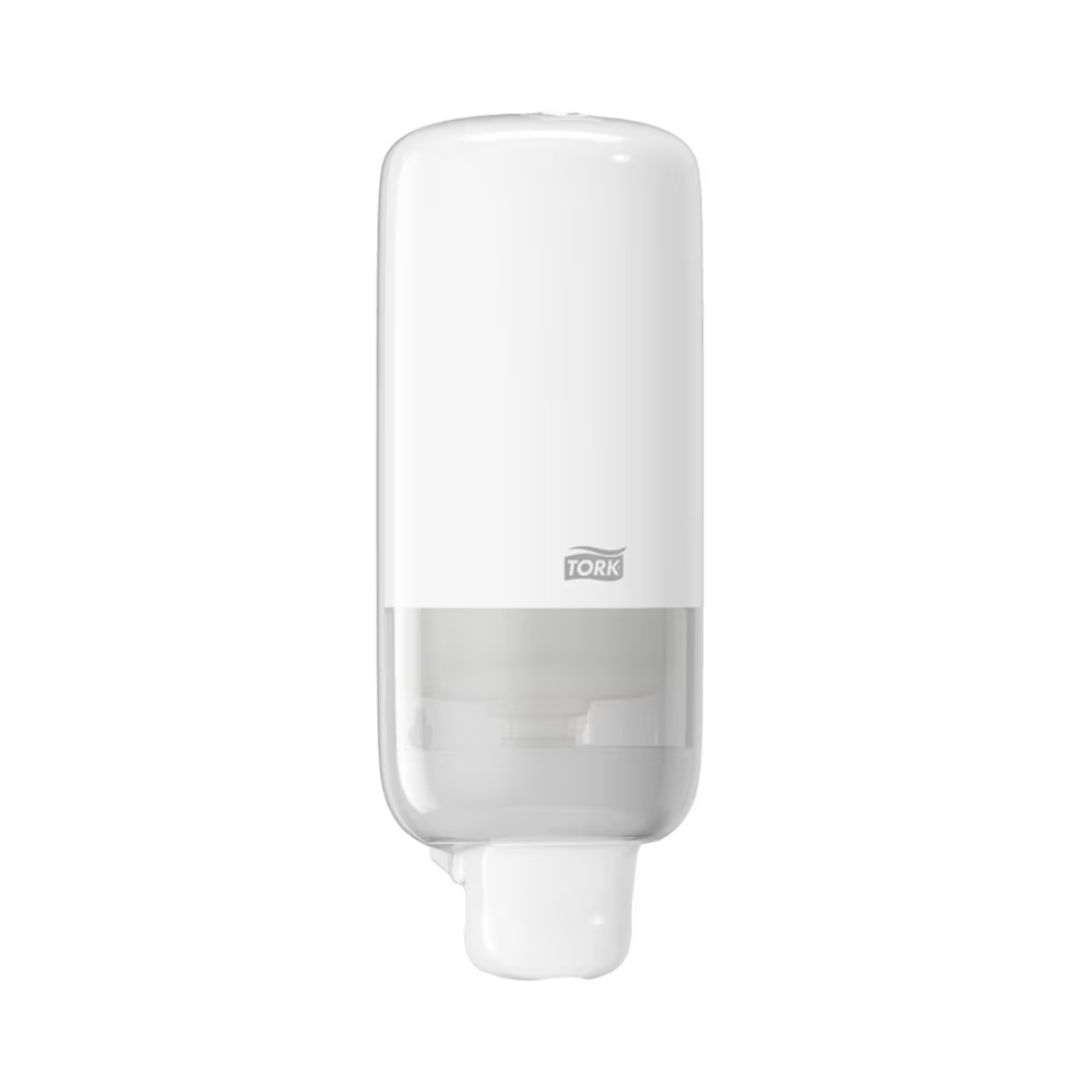 O dispensador Tork 561500 para sabonete e desinfetante para mãos Elevation S4, fabricado pela TORK - Essity Professional Hygiene Germany GmbH, possui um design de parede branco elegante com uma parte inferior transparente que exibe elegantemente a etiqueta 'Tork'. Este dispensador foi desenvolvido para melhorar a higiene das mãos e confere um toque de design Elevation a qualquer ambiente.