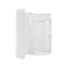 O contentor de resíduos Tork 563000 Elevation da Essity Professional Hygiene Germany GmbH é uma estrutura de plástico branca e esbelta para montagem na parede com uma porta basculante. A sua forma lisa e arredondada é versátil e oferece várias opções de montagem para acomodar componentes eletrónicos ou de comunicação num interior aberto e minimalista.