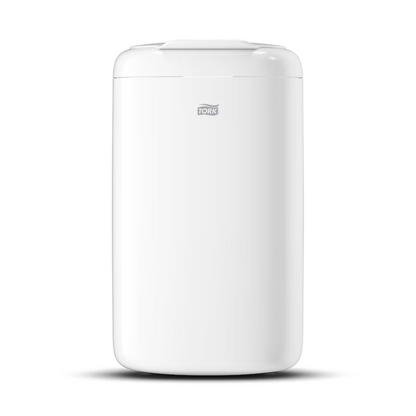 O Tork 564000 Mini-Contentor de Resíduos Elevation da TORK – Essity Professional Hygiene Germany GmbH é um contentor de resíduos cilíndrico, branco e elegante. Com uma superfície externa lisa e uma tampa com o inconfundível logótipo Tork, este contentor de resíduos higiênico de 5 litros complementa o seu ambiente branco puro com uma elegância prática.