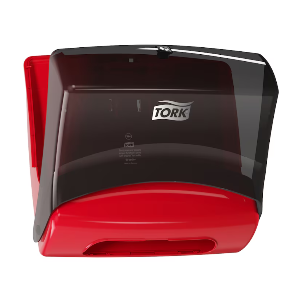 Na parede está montado um dispensador de toalhas de papel Tork 654008 Performance W4 da Essity Professional Hygiene Germany GmbH nas cores vermelho e preto. A sua tampa preta transparente oferece uma boa visibilidade do rolo de toalhas no interior, sendo assim ideal para limpeza profissional.