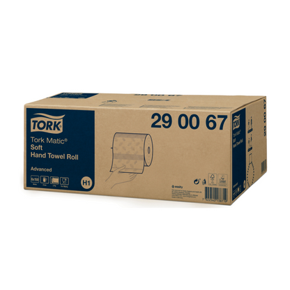 Uma caixa com toalha de mão de rolo macia Tork Matic® 290067 Advanced H1 2-camadas é exibida. A caixa possui um rótulo azul e branco com detalhes do produto e uma imagem de um rolo de toalha de papel. O código do produto '290067' é claramente visível e indica as funções avançadas para secagem de mãos que a TORK – Essity Professional Hygiene Germany GmbH oferece.