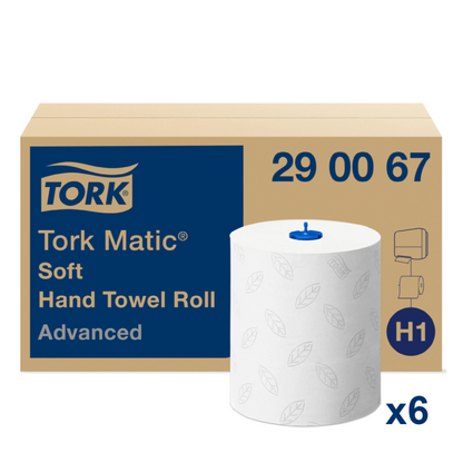 Imagem de uma embalagem de toalha de mão de rolo macia Tork Matic® 290067 Advanced H1 2-camadas, que mostra uma caixa marrom com o icônico logotipo da marca. Ao lado, há um rolo de toalhas de papel branco decorado com padrões de folhas e marcado com 'H1 x6', o que o torna ideal para secagem avançada de mãos com o confiável sistema de toalhas de rolo Tork Matic® da TORK – Essity Professional Hygiene Germany GmbH.