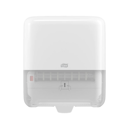 Um dispensador de toalhas de rolo Tork Matic® 551000 branco, montado na parede, Elevation H1 com parte inferior transparente para uma fácil indicação do nível de enchimento. Na frente está o logotipo da TORK – Essity Professional Hygiene Germany GmbH e um diagrama que mostra como retirar as toalhas de rolo.