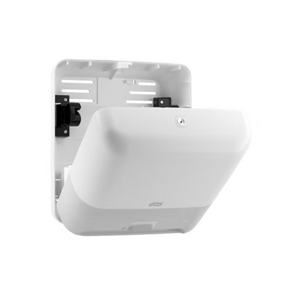 O dispensador com sensor Tork Matic® 551100 para toalhas de papel em rolo Elevation H1 da TORK – Essity Professional Hygiene Germany GmbH é um elegante dispensador de plástico branco para montagem na parede. Sua tampa com fechadura e o design levemente aberto garantem uma secagem das mãos eficiente e sem contato. O fundo branco simples é ideal para armazenar toalhas de papel e destaca a estética elegante e funcional deste dispensador com sensor Tork Matic.