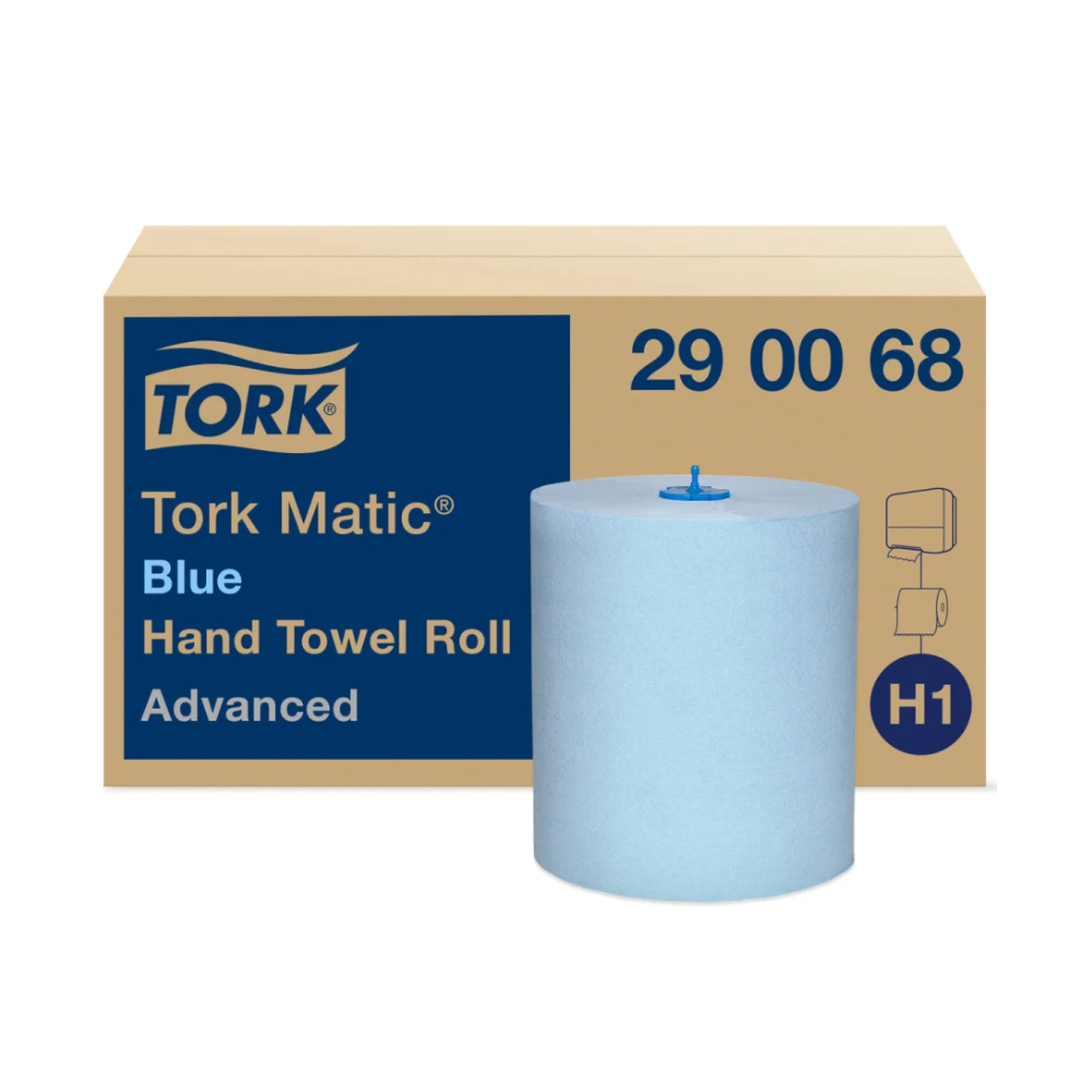 Ein Karton mit der Aufschrift „Tork Matic® Rollenhandtuch Advanced H1 2-lagig, verschiedene Farben“ der Marke TORK – Essity Professional Hygiene Germany GmbH, mit der Codenummer 290068 und „Advanced System H1“. Davor befindet sich eine große Rolle blaues Handtuchpapier, das für die effiziente Händetrocknung konzipiert wurde und einen markanten blauen Kunststoffkern aufweist.