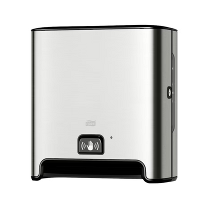 Um TORK Tork Matic® 460001 dispensador de sensores para toalhas de rolo Image Line em aço inoxidável para montagem na parede com sensor H1 | Embalagem (1 peça) com base preta e símbolo indicador de sensor na frente. Este dispensador, concebido para distribuição de folhas individuais sem contato, apresenta um design moderno e simples e utiliza toalhas de rolo para garantir uma experiência higiénica.