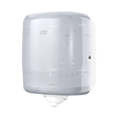 Der Tork Reflex™ 473190 Einzelblatt Innenabrollungsspender M4, ein transparenter, wandmontierter Papierhandtuchspender von TORK – Essity Professional Hygiene Germany GmbH, verfügt über eine runde Öffnung an der Unterseite. Mit einem Schloss auf der rechten Seite und der Möglichkeit, eine einzelne Rolle aufzunehmen, trägt er dazu bei, Kreuzkontaminationen zu minimieren. Sein CO2-neutrales Design zeigt den Markennamen „TORK“ prominent auf der Vorderseite und kommt umweltbewussten Benutzern entgegen.