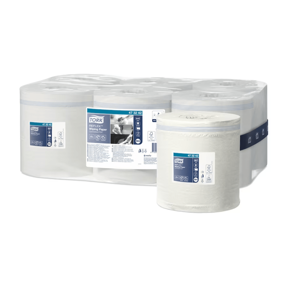 Uma caixa de Tork Reflex™ 473242 Toalhas de Papel Multiuso Advanced M4 1-camada da TORK – Essity Professional Hygiene Germany GmbH está ilustrada em uma embalagem de plástico projetada para dispensadores de desenrolamento interno. O conjunto contém seis rolos, cada um embalado em plástico transparente. Etiquetas nos rolos mostram informações do produto e marcas registradas.