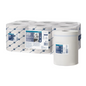 Um conjunto de rolos de papel cilíndricos brancos em embalagem de plástico, identificados como Tork Reflex™ 473472 Toalhas de Papel Multiusos Resistentes Advanced M4 de 2 camadas da TORK – Essity Professional Hygiene Germany GmbH, com extração prática de folha única. Nos rolos, os detalhes do produto e os logotipos da marca são claramente visíveis. Um rolo está representado individualmente em primeiro plano, destacando estas duradouras toalhas de papel multiusos.
