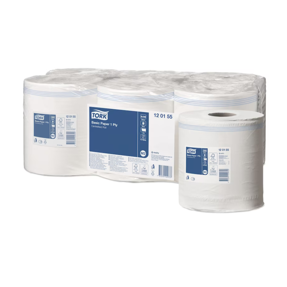 Expostos estão os guardanapos de papel Tork 120155 Standard Universal, disponíveis em uma caixa com seis rolos M2 de 1 camada. Os rolos estão atrativamente embalados em uma embalagem branca com etiquetas azul-brancas da marca TORK da Essity Professional Hygiene Germany GmbH. Um rolo está colocado separadamente na frente para melhor visibilidade.