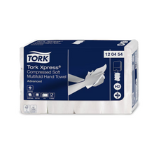 Pacote com toalhas de mão multifolhadas macias comprimidas Tork Xpress® 120454. A embalagem é desenhada em azul e branco e mostra imagens que demonstram o uso das toalhas, enfatizando assim a sustentabilidade. O código do produto 12 04 54 é claramente visível. Marca: TORK - Essity Professional Hygiene Germany GmbH.