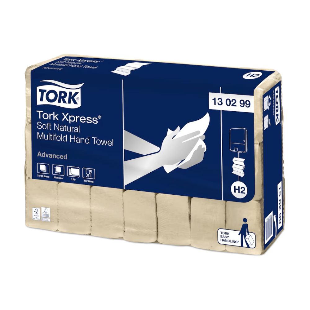Uma caixa com 21 pacotes de toalhas de mão multifolhadas Tork Xpress® 130299 Soft Nature Advanced de 2 camadas, fabricadas pela TORK – Essity Professional Hygiene Germany GmbH, possui uma embalagem em azul e bege com imagens de mãos, detalhes do produto, o logotipo da marca Tork e o número do modelo 130299. Fabricado a partir de fibras recicladas.