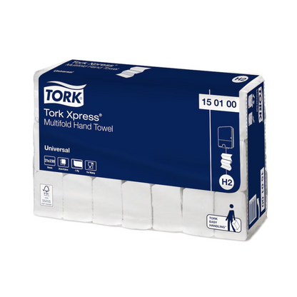 A imagem mostra uma caixa de toalhas dobráveis Tork Xpress® 150100 Universal H2 de 1 camada 25,5cm da TORK – Essity Professional Hygiene Germany GmbH, conhecida pela sua excelente relação qualidade-preço. A embalagem azul escura com texto branco mostra claramente os detalhes do produto e contém vários pacotes individuais de toalhas.