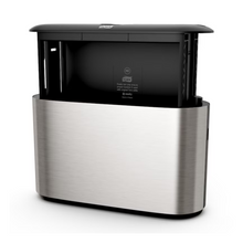 Wir präsentieren den Tork Xpress® 460005 Tischspender, einen stilvollen automatischen Spender aus Edelstahl mit modernem Design, ideal für Multifold-Handtücher. Dieses Produkt von TORK – Essity Professional Hygiene Germany GmbH verfügt über ein schwarzes Oberteil mit einem sichtbaren Sensor in der Mitte und seitlichen Öffnungen für eine einfache Handtuchausgabe.