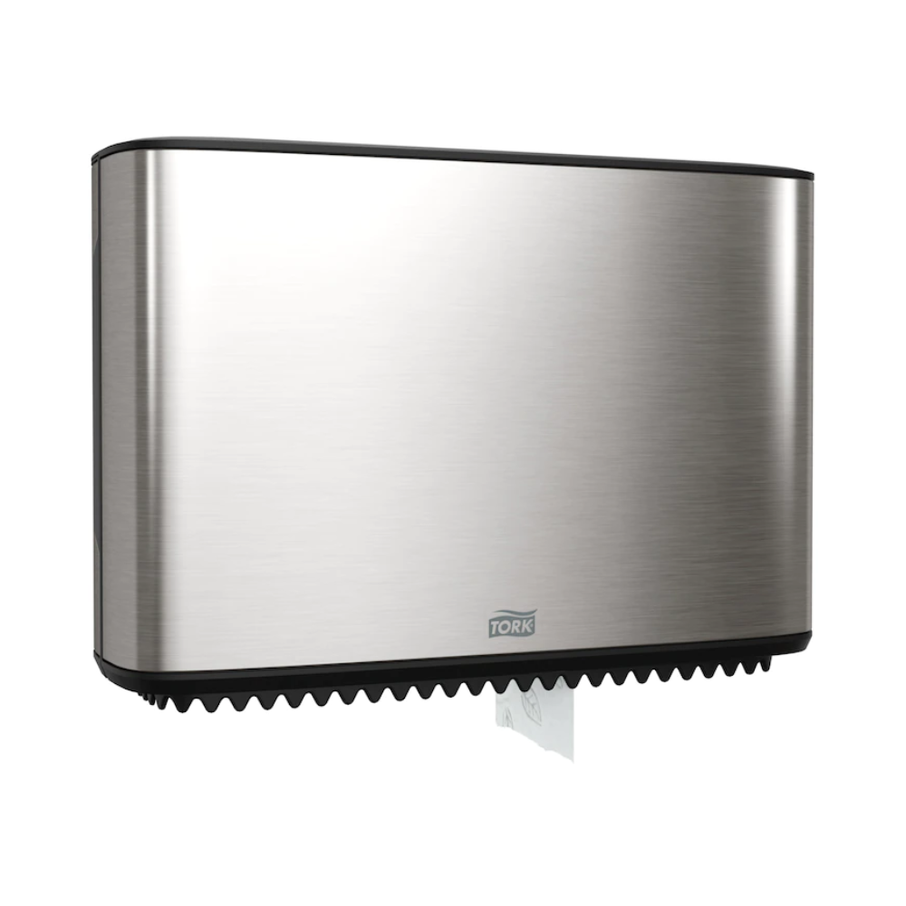 Um dispensador Tork Xpress para papel higiénico Mini-Jumbo, parte da Image Line, está elegantemente montado na parede. Este dispensador de aço inoxidável tem um design retangular elegante, com uma pequena seção de papel branco visível na parte inferior. A marca "TORK – Essity Professional Hygiene Germany GmbH" é claramente visível na frente.