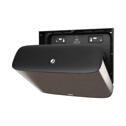 Apresentamos o Tork Xpress® 460006, um dispensador de parede da Image Line T2. Com seu design preto simples, este dispensador de papel higiénico Mini-Jumbo da TORK – Essity Professional Hygiene Germany GmbH apresenta-se em um design elegante de aço inoxidável. A parede traseira com os furos de fixação é visível, indicando que está pronto para instalação.