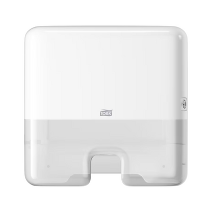 O Tork Xpress® 552100 Mini Dispensador para Toalhas Multifold Elevation H2 da TORK – Essity Professional Hygiene Germany GmbH é um elegante dispensador de toalhas de papel branco montado na parede. Possui uma seção transparente com o logotipo Tork, uma abertura central para fácil distribuição de folhas únicas de toalhas multifold e um fecho lateral seguro.