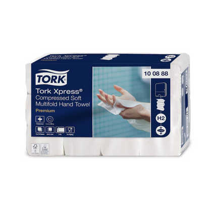Um pacote de Toalhas de Mão Multifold Macias Comprimidas Tork Xpress® Premium H2 2 camadas, rotuladas como Premium, da TORK – Essity Professional Hygiene Germany GmbH. A embalagem mostra a imagem de uma mão segurando uma toalha e destaca características do produto como higiene, absorção e retirada folha a folha em um design azul e branco.