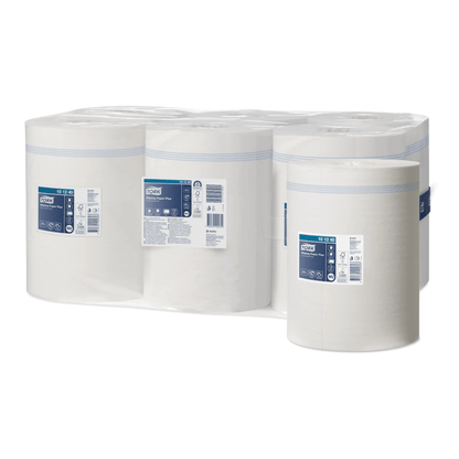 É exibida uma embalagem com seis rolos de toalhas de papel multiuso Tork Xpress® Forte Advanced 2 camadas, cada um com uma etiqueta azul e branca com detalhes do produto. Embaladas em plástico transparente, estas toalhas de papel da TORK – Essity Professional Hygiene Germany GmbH oferecem tecnologia avançada de 2 camadas para uma absorção superior.