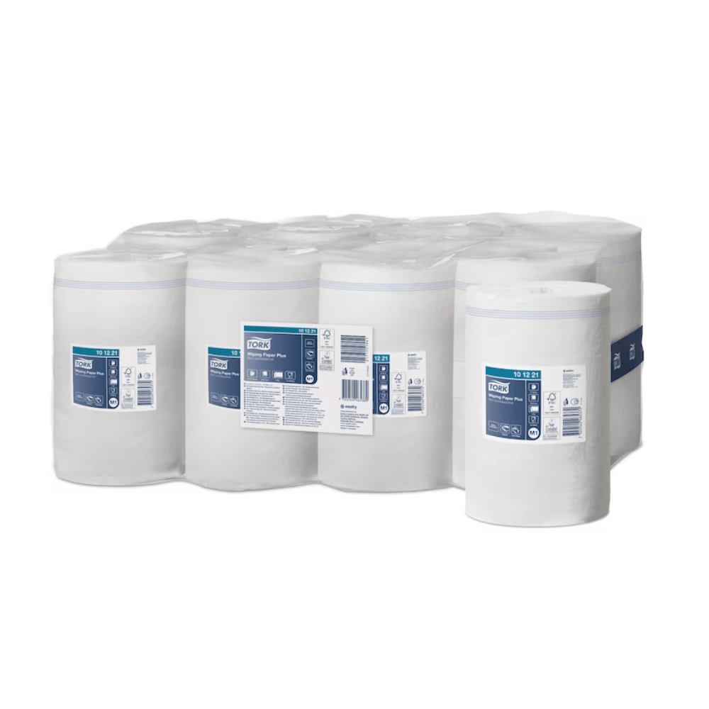 Várias rolos de toalhas de papel multiuso Tork Xpress® Forte com textura avançada de 2 camadas estão organizados ordenadamente em duas filas e embalados em embalagens de plástico. Cada rolo possui uma etiqueta azul e branca com informações do produto e símbolos sobre um fundo branco simples.