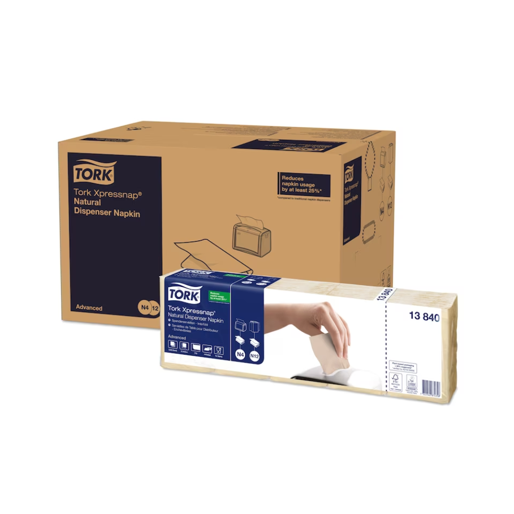 Em uma caixa com a inscrição "Tork Xpressnap® 13840 Guardanapo Dispensador Natural com Símbolo Ambiental Advanced N4 1-camada" encontra-se uma pilha de guardanapos ecológicos de uma camada feitos de fibras recicladas. Uma imagem mostra uma mão a retirar um guardanapo da caixa dispensadora. O produto é da TORK – Essity Professional Hygiene Germany GmbH.