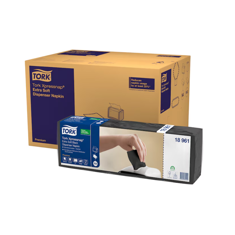 Bild der Tork Xpressnap® 15850 Extra Soft Spenderserviette N4 2-lagig Verpackung. Links zeigt eine braune Schachtel mit blauem Etikett Produktdetails. Rechts zeigt eine kleinere Packung eine Hand, die eine Extra Soft Spenderserviette aus einem Spender zieht und demonstriert, wie sie dabei hilft, den Serviettenverbrauch zu senken. Das Produkt wird von TORK – Essity Professional Hygiene Germany GmbH angeboten und wird in einem Karton mit 8 Packungen geliefert.