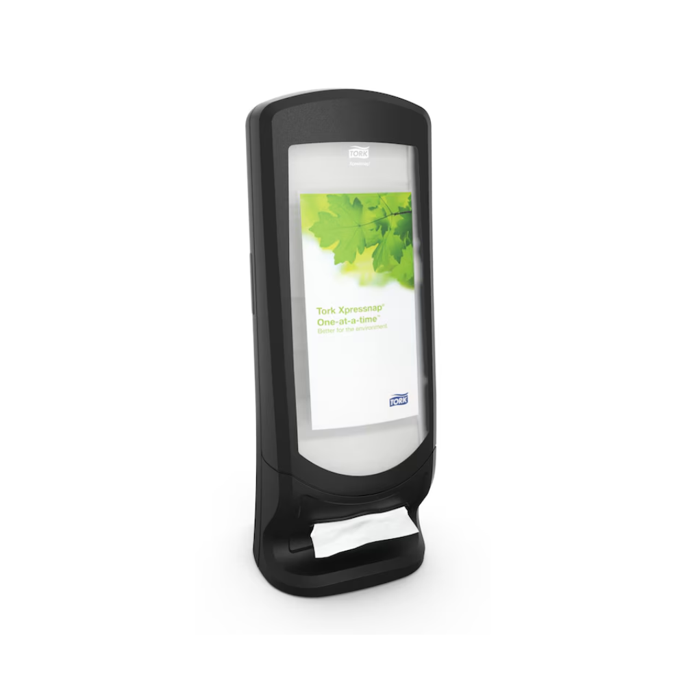 Um Tork Xpressnap® 272211 Dispensador de pé e de parede N4 em preto, fabricado pela TORK - Essity Professional Hygiene Germany GmbH, é apresentado verticalmente e tem uma etiqueta com folhas verdes na frente. O dispensador possui um guardanapo parcialmente exposto na parte inferior para melhorar a higiene.