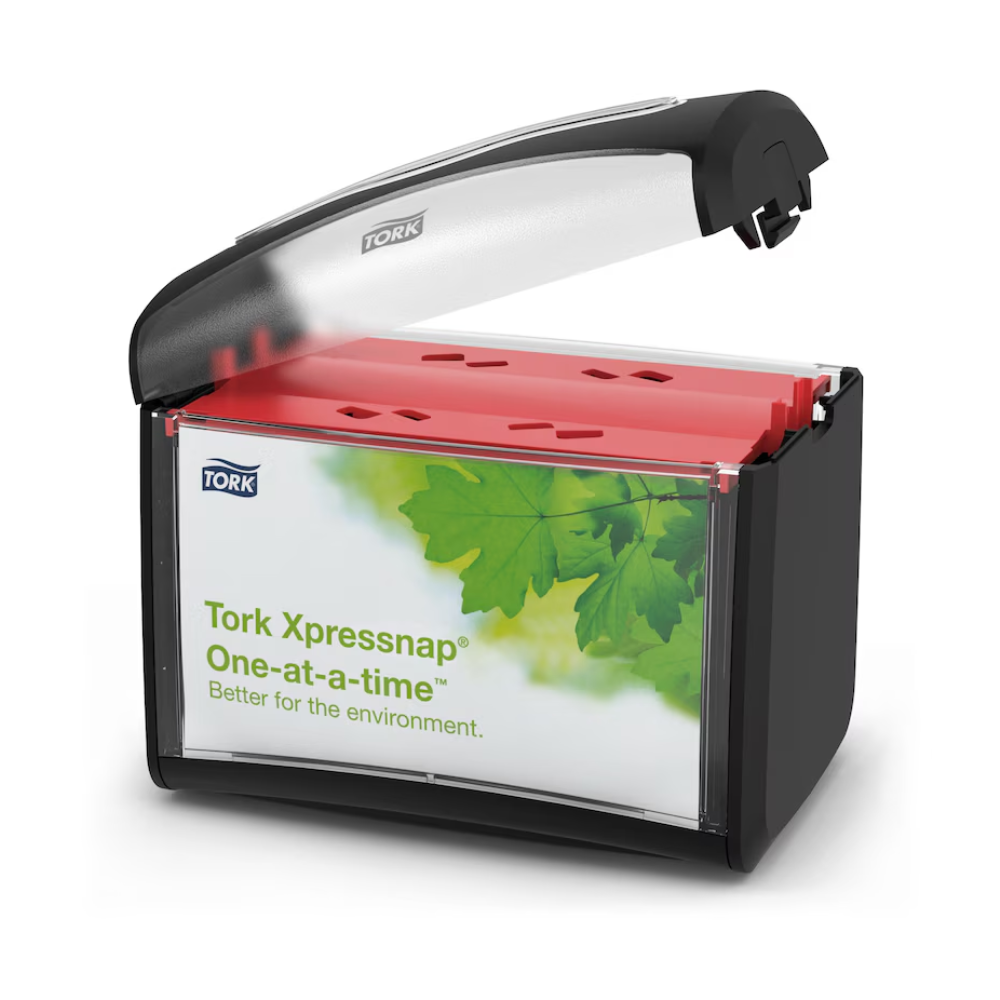 Um dispensador de mesa preto e transparente Tork Xpressnap® 272611 para guardanapos com tampa transparente apresenta guardanapos vermelhos no interior. A etiqueta diz "Tork Xpressnap, individualmente – melhor para o ambiente" e uma imagem com folhas verdes, que indica tanto a higiene quanto o consumo reduzido de guardanapos.