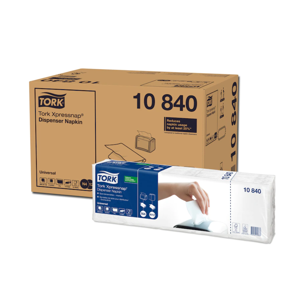 Ein Karton mit acht Packungen Tork Xpressnap® 10840 Weiße Spenderserviette Universal N4 1-lagig von TORK – Essity Professional Hygiene Germany GmbH zeigt das Produktbild. Jede Packung betont die Einzeltuchentnahme und zeigt eine Hand, die eine Serviette zieht, um den geringeren Verbrauch und die Umweltvorteile hervorzuheben.