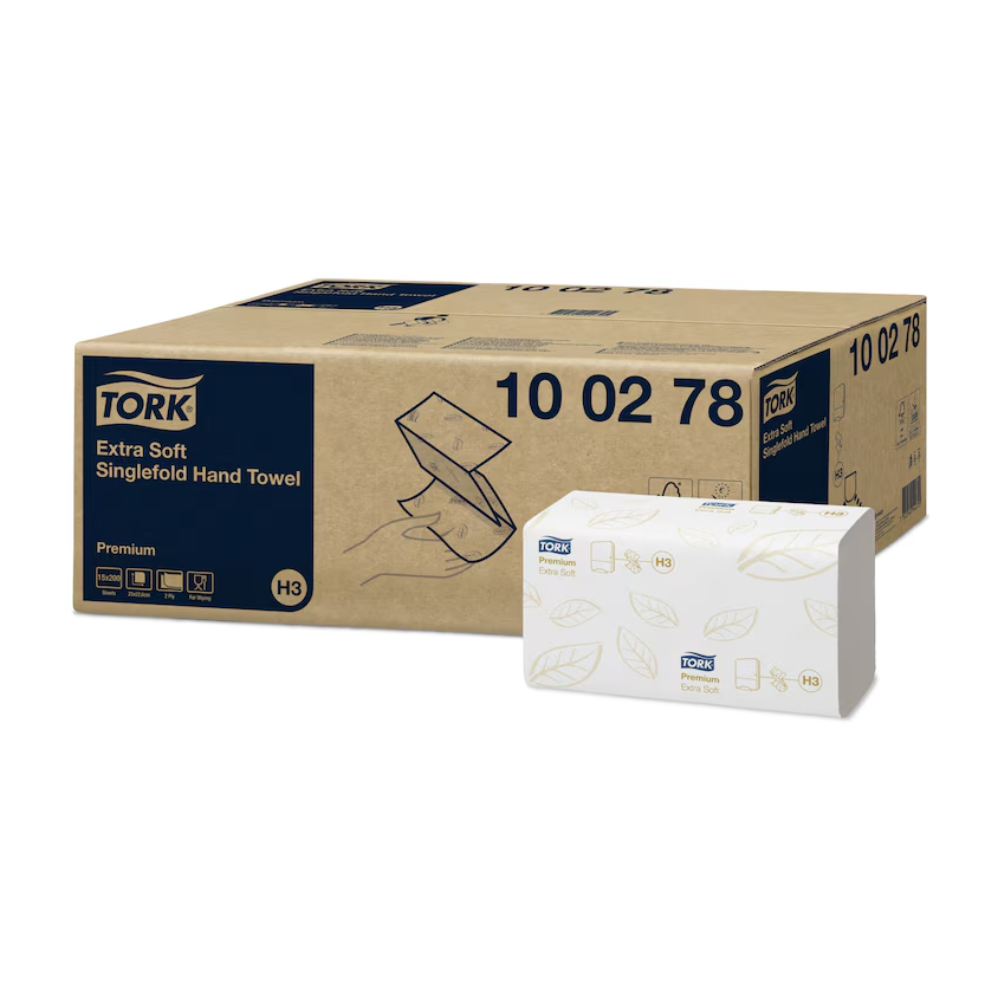 A embalagem para toalhas de mão em ziguezague extra macias Tork 100278 Premium H3 2 camadas combina higiene e elegância com seu design marrom e branco. A caixa marrom maior mostra os detalhes do produto, enquanto a caixa branca menor destaca o design da toalha Premium H3 com motivos de folhas verdes e o logotipo da Tork, que representa a marca TORK – Essity Professional Hygiene Germany GmbH.