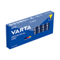 Uma caixa azul, retangular com a inscrição "Varta Industrial Pro Micro Bateria 4003 LR03 AAA, 10 Peças" da Varta AG, fabricada na Alemanha, tem uma janela onde quatro das baterias para uso profissional podem ser vistas.