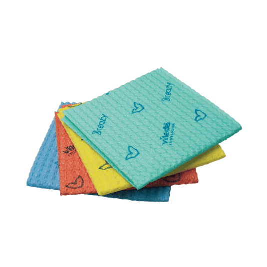 Um conjunto de quatro toalhetes de limpeza de curta duração Vileda Breazy, da Vileda GmbH, nas cores azul, amarelo, vermelho e verde. Cada toalhete possui uma superfície texturada com motivos em forma de coração e texto, que garantem um desempenho de limpeza excecional.