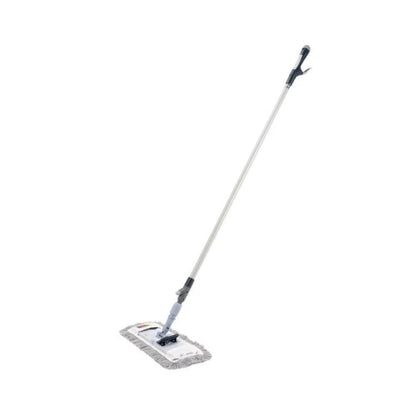 Em um fundo branco simples, é exibido um esfregão cinza com cabo longo e almofada de limpeza retangular. A cabeça do esfregão, que faz parte do conjunto do sistema de limpeza de piso Vileda SprayPro em aço inoxidável da Vileda GmbH, possui uma capa de tecido com design de borda com alças, ideal para profissionais de limpeza.