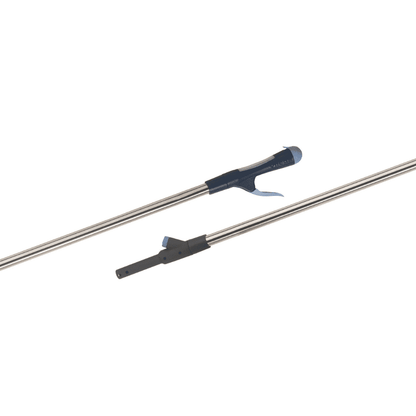 O conjunto do sistema de limpeza de piso Vileda SprayPro em aço inoxidável da Vileda GmbH consiste em duas hastes de metal com cabos ergonômicos – uma equipada com um clipe azul e a outra com um botão preto. Este sistema de limpeza extensível é perfeito para profissionais de limpeza que buscam soluções eficientes.