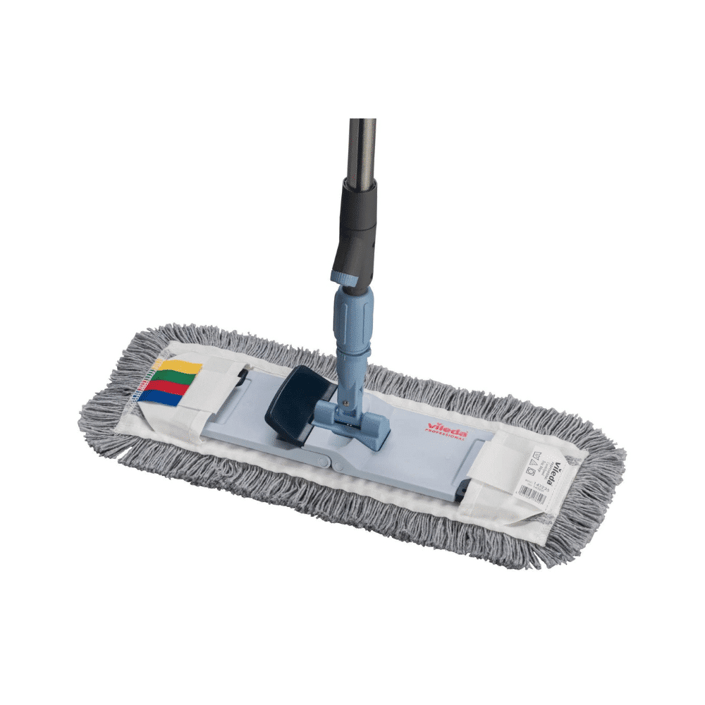 O conjunto do sistema de limpeza de piso Vileda SprayPro em aço inoxidável da Vileda GmbH possui um cabo longo e uma almofada de microfibra cinza retangular com franjas, sendo assim perfeito para profissionais de limpeza. A almofada é equipada com etiquetas coloridas, enquanto o cabo possui uma fixação azul segura, garantindo resultados de limpeza ideais.