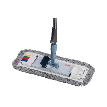 O conjunto do sistema de limpeza de piso Vileda SprayPro em aço inoxidável da Vileda GmbH possui um cabo longo e uma almofada de microfibra cinza retangular com franjas, sendo assim perfeito para profissionais de limpeza. A almofada é equipada com etiquetas coloridas, enquanto o cabo possui uma fixação azul segura, garantindo resultados de limpeza ideais.