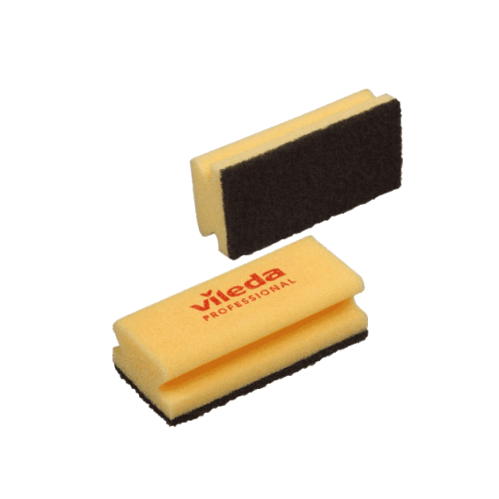 Duas esponjas amarelo-pretas da Vileda GmbH estão em exibição, uma está deitada e a outra está em pé. Estas esponjas de limpeza pesada têm um lado de esfregar feito de material de esponja abrasiva e um lado normal de esponja, com o nome da marca destacado em vermelho.