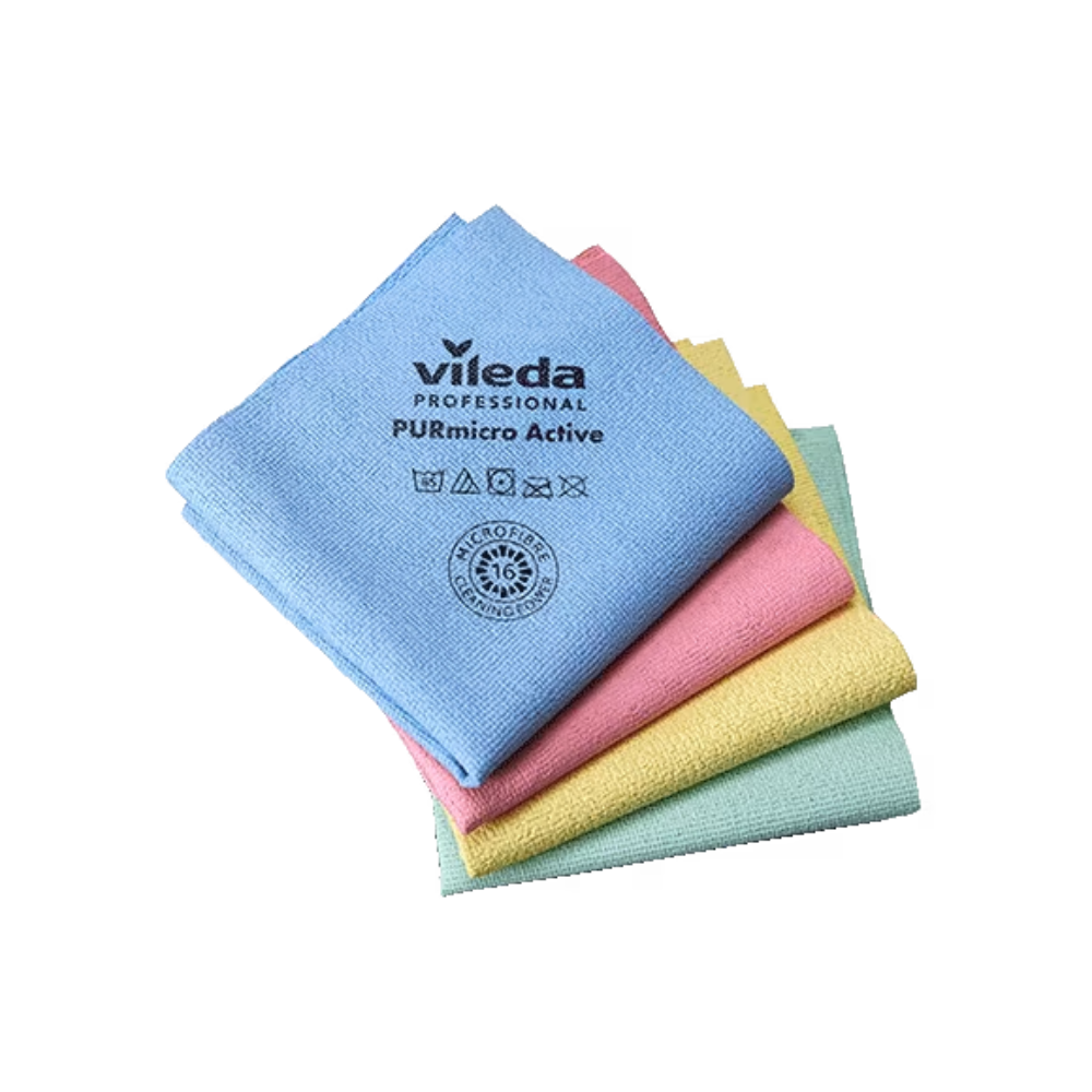 Quatro panos de limpeza dobrados em cores vibrantes: azul, rosa, amarelo e verde. O pano azul Vileda PURmicro Active Allrounder está marcado com o logotipo da "Vileda GmbH" e os símbolos de cuidado, garantindo assim uma limpeza sem manchas.