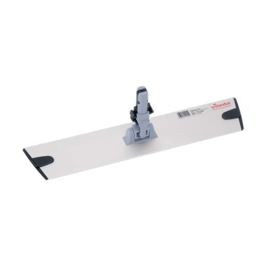 O suporte para esfregona Vileda GmbH Professional Express Pro - 40 cm | Embalagem (1 unidade) inclui uma cabeça de esfregona plana com uma base retangular cinzenta clara e uma articulação central, ideal para a limpeza profissional. O seu design ergonómico em forma de trapézio é realçado por bordas ligeiramente salientes e pequenas almofadas cinzentas escuras em cada canto.