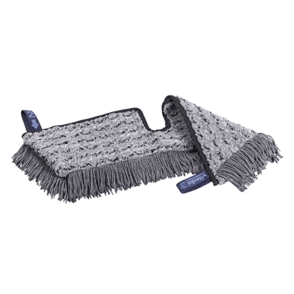 Um Vileda Professional Swep Duo r-MicroCombi Mop com um tamanho de 50 cm, fabricado pela Vileda GmbH, possui uma cabeça de esfregona de microfibra cinza com bordas de franjas em fundo branco. A cabeça da esfregona está equipada com duas marcações azuis e uma superfície texturizada que indica o seu desempenho de limpeza.