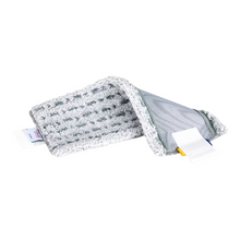 Ein graues strukturiertes Reinigungstuch, das Vileda Professional UltraSpeed MicroLite max - 40 cm von Vileda GmbH, ist teilweise gefaltet, um seine innere Schicht zu zeigen. Es verfügt an einem Ende über Etiketten mit Pflegehinweisen und Produktinformationen für eine bequeme Verwendung und Pflege.