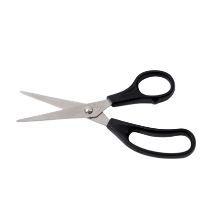 Uma tesoura descartável Altruan Vivomed estéril com 2 lâminas pontiagudas é mostrada contra um fundo branco. Esta tesoura tem cabos de plástico preto e as lâminas de metal abertas e pontiagudas tornam-na adequada para cortar vários materiais e ideal para requisitos precisos de cuidados médicos.