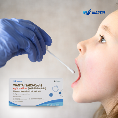 Um profissional de saúde com luva azul prepara-se para esfregar a boca de uma criança com o teste rápido Wantai SARS-CoV-2, Lollipop (Ouro Coloidal) CE/2854, para um teste rápido de antígeno. A embalagem, ideal para aplicações de testes em creches e escolas, é bem visível em primeiro plano.