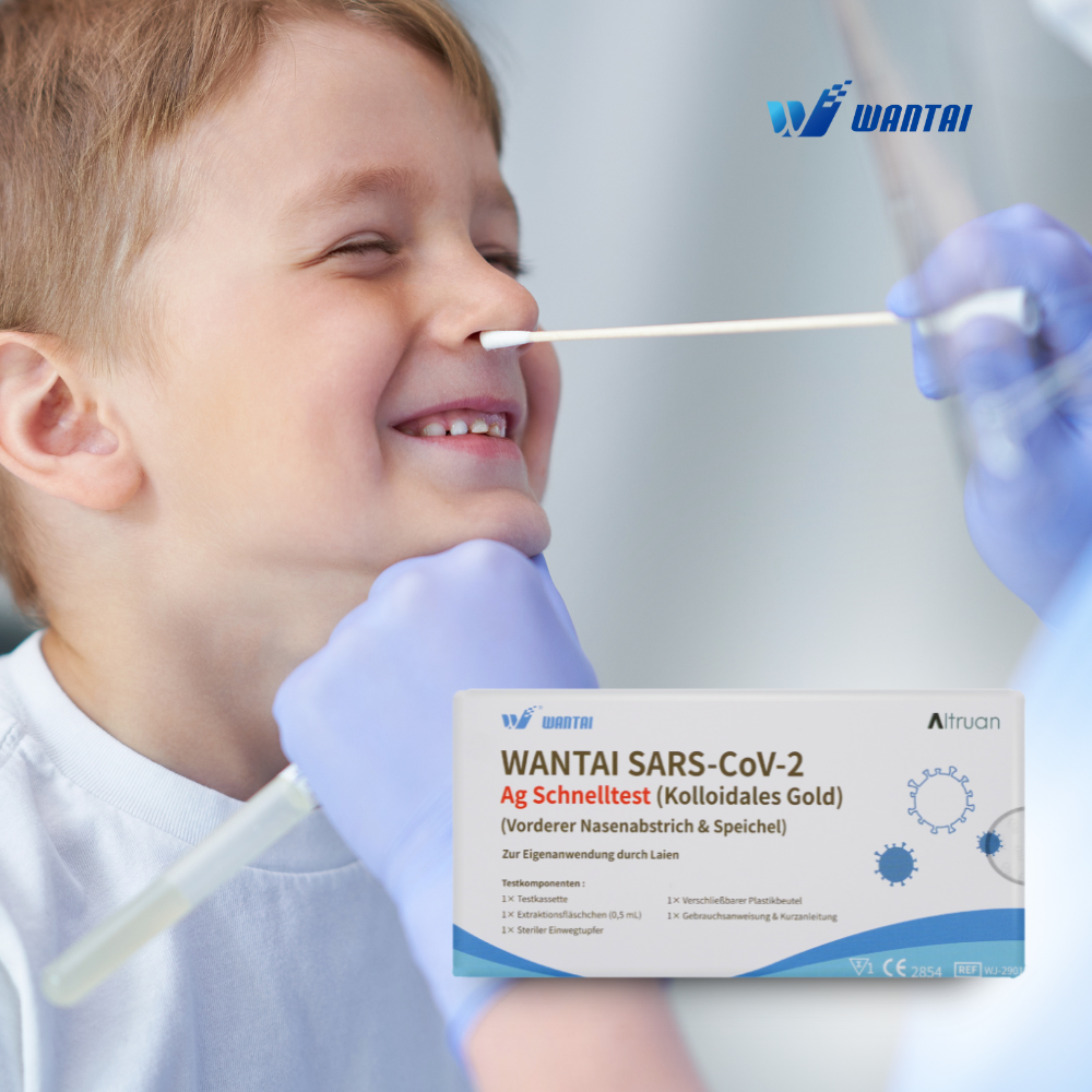 Uma criança sorri enquanto um profissional de saúde com luvas realiza um teste de zaragatoa nasal. Em primeiro plano, uma caixa com a inscrição "Wantai SARS-CoV-2 Schnelltest, Lollipop (Ouro Coloidal) CE/2854" da Wantai destaca sua adequação para testes em creches e escolas, proporcionando segurança com este teste rápido de antígeno COVID-19.