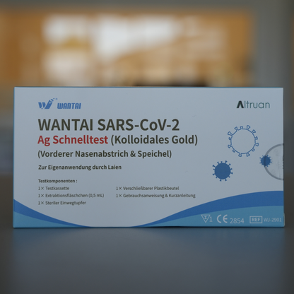 Uma caixa do teste rápido Wantai SARS-Cov-2, Lollipop (Ouro Coloidal) CE/2854 é exibida. A embalagem é azul e branca com um diagrama do vírus e um texto em alemão que descreve o teste para amostras nasais e de saliva. Os logotipos CE e Altruan são claramente visíveis.