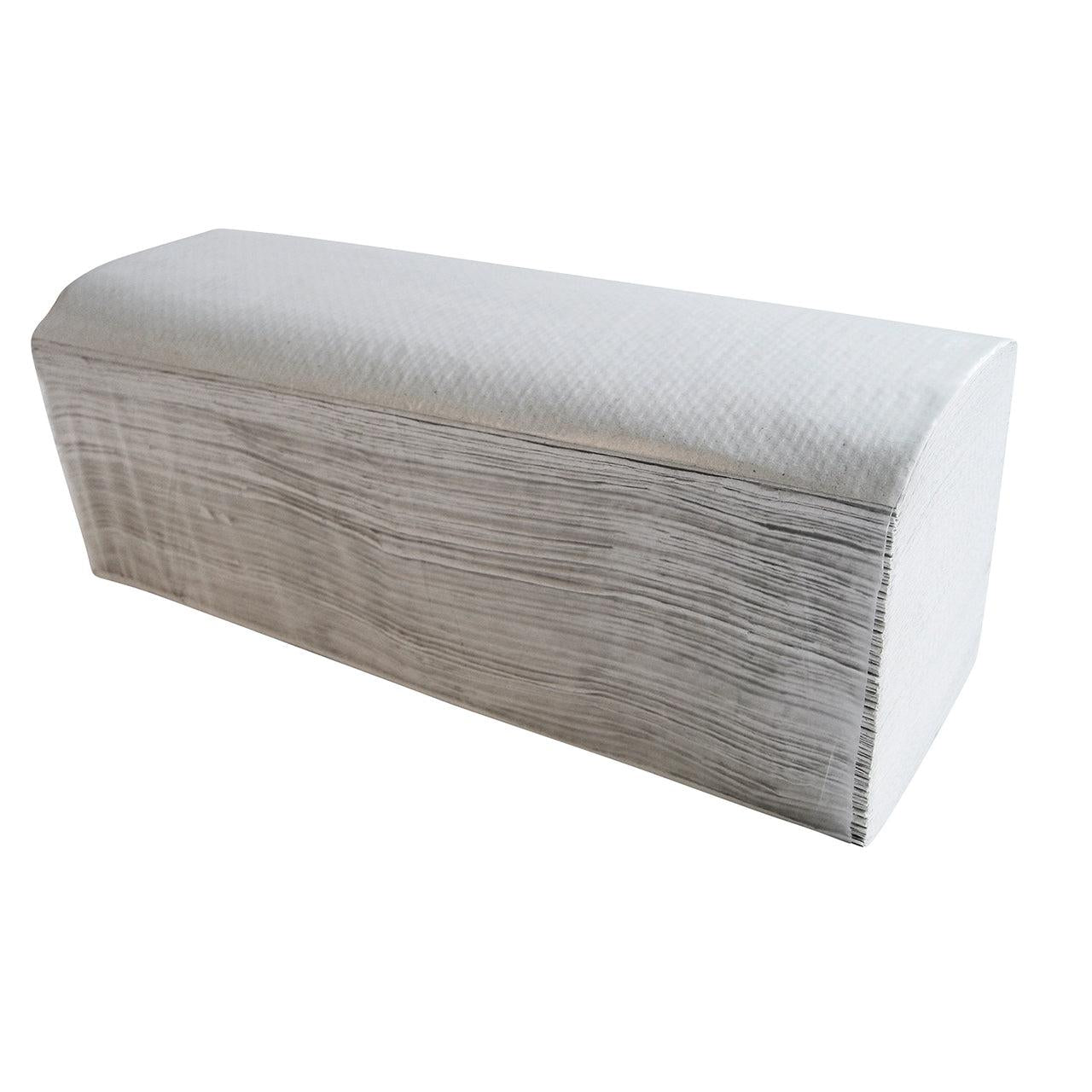 Uma pilha de toalhas de papel reciclado especial CWS dobrável branco natural, de uma camada com dobra em V, está organizada de forma ordenada em um bloco retangular sobre um fundo branco. Entregue em caixas com 20 pacotes.